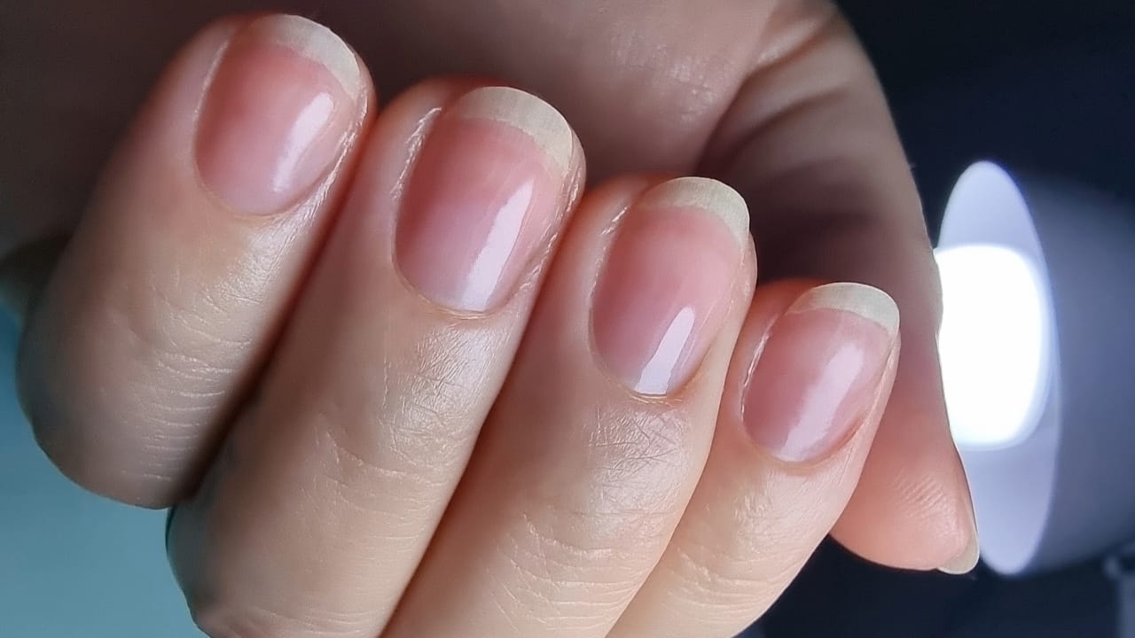 Unhas naturais saudáveis com esmaltação nude